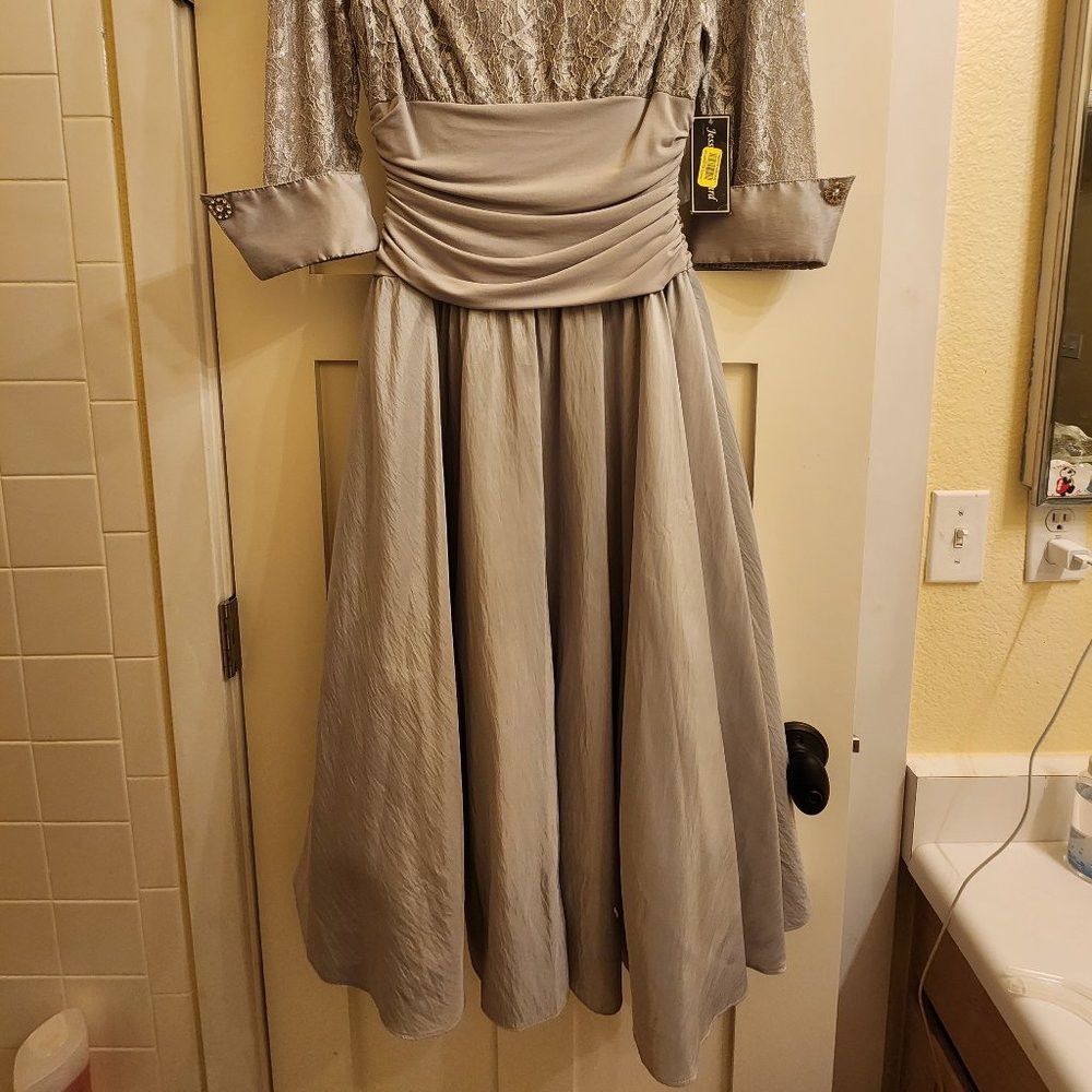 Dress - Picture 2 of 4